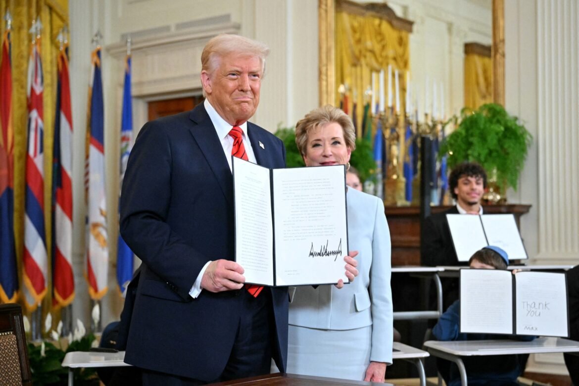 Trump signs the Department of Education of the Detropping Order