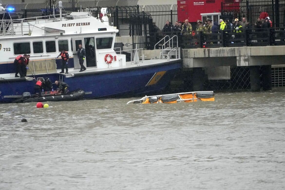 Helicopter rotor recovered from the Hudson River days after a Helicopter rotor recovered from the Hudson River days after a fatal accident