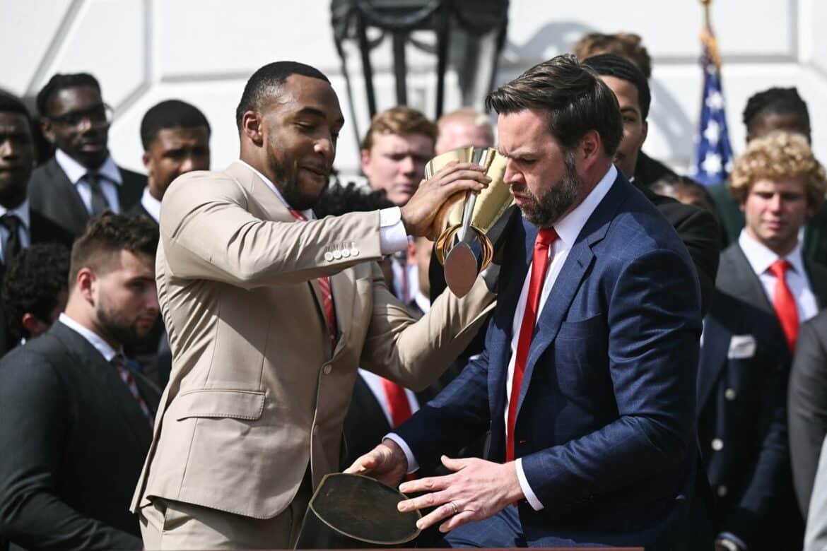 Vice President JD Vance Balbucea Photo: Vice President JD Vance has the trophy that had collapsed when President Donald Trump welcomes the National 2025 National Soccer Champions, the Soccer team of the Ohio State University to the White House, on April 14, 2025, in Washington.
