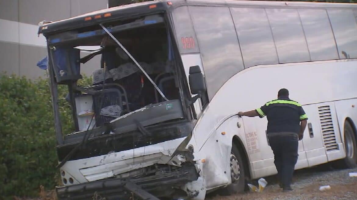 1 dead, dozen wounds in the collision of tourist buss of Fiery near Los Angeles