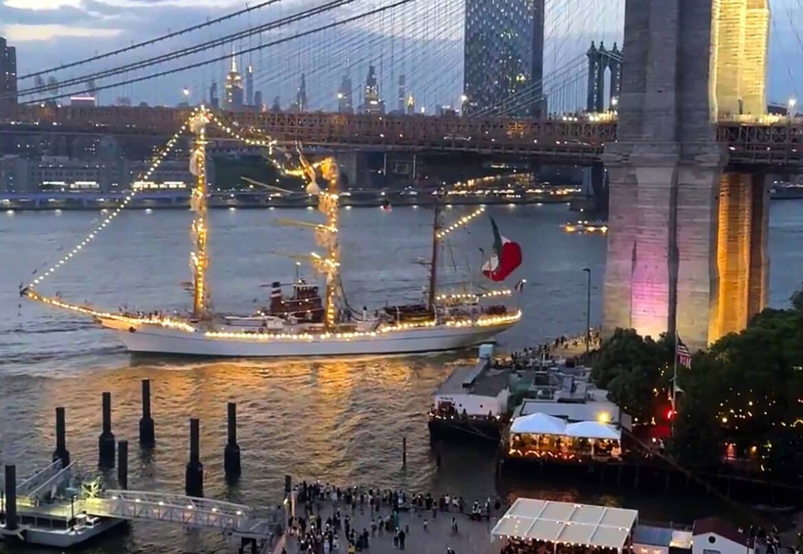 The Mexican Navy sailboat crashes against the Brooklyn bridge, at least 19 injured: officials