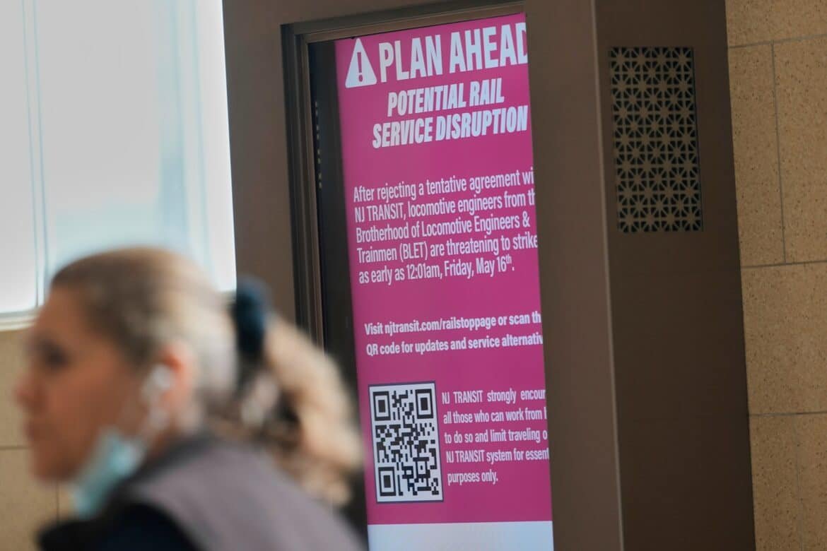 The New Jersey Traffic Strike underway; Some 350,000 travelers fight for transportation