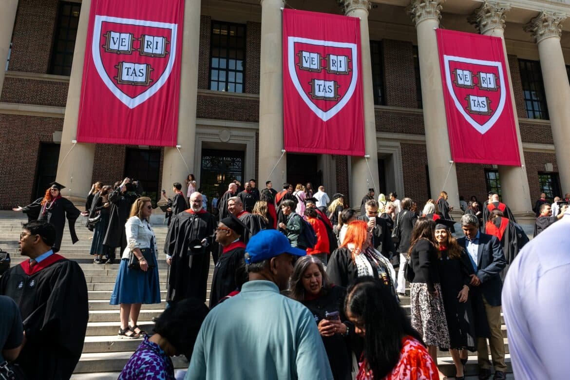 The day of graduation, Harvard's lawyers are directed to the Court to defend foreign students of the Trump administration policy