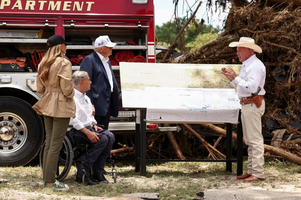 Photo: President Donald Trump, the first lady Melania Trump and the governor of Texas, Greg Abbott, receive an informative session in Kerr County, Texas, USA UU., July 11, 2025.