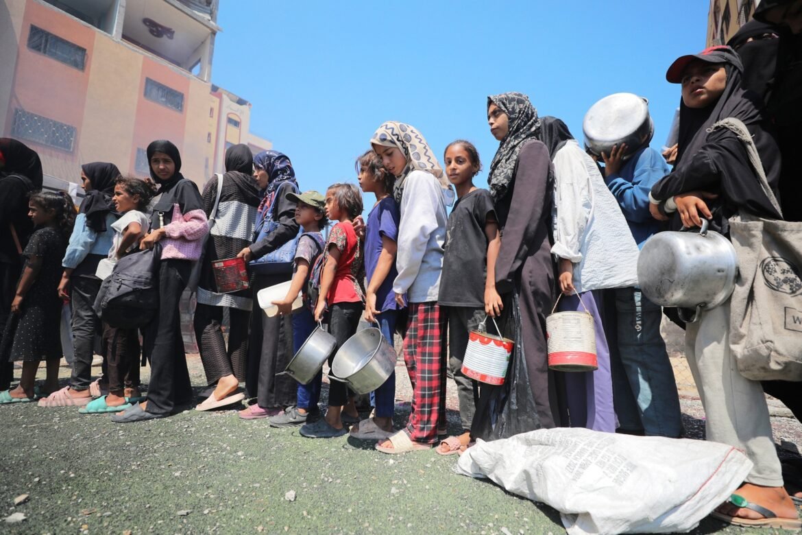 Photo: Hundreds of Palestinians who fight hungry in line for hours under the abrasing heat to receive food help at the Nuseirat camp in Gaza Strip, on July 25, 2025. 