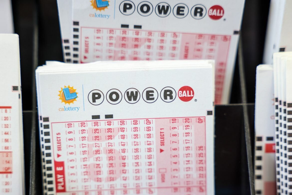 Winning numbers at Saturday's raffle for a $ 700 million powerball major prize