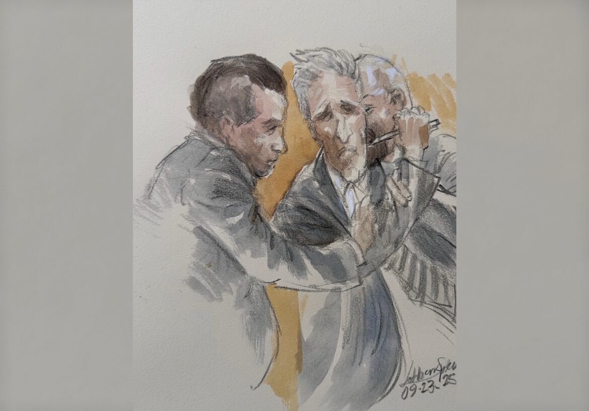 Photo: Ryan Routh, the man accused of trying to kill Donald Trump in the Trump West Palm Beach Golf course last year, tries to stab on the neck with a pen after being convicted of the five charges in his trial, September 23, Fort Pierce, fl.