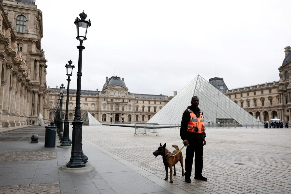 PHOTO: The Louvre Museum remains closed the day after the robbery
