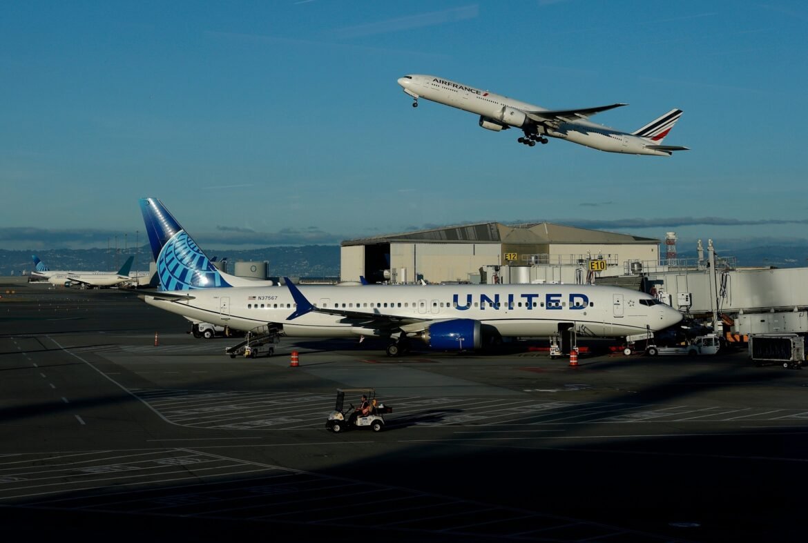 PHOTO: The FAA aims for 40 "High volume" US airports to cut flights amid government shutdown
